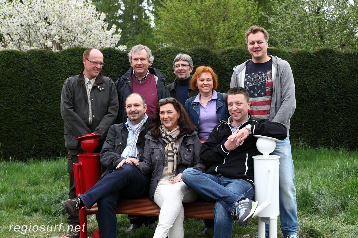 Gruppenbild mit Bank